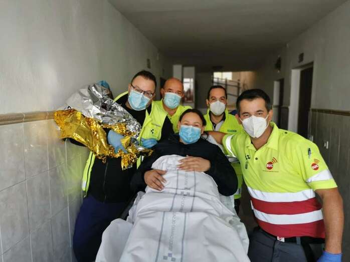 Personal del SUC con la parturienta/TA.